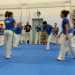 I giocatori di capoeira al centro eseguono un continuo movimento con le gambe, chiamata ginga